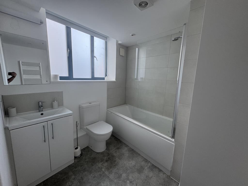 Lot: 67 - A WELL PRESENTED APARTMENT WITHIN CLOSE PROXIMITY TO TORQUAY HARBOUR - Bathroom
